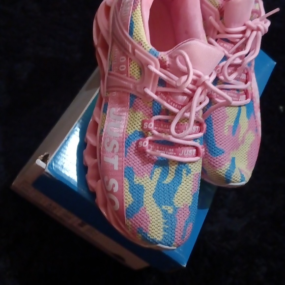 Woman's just so so running shoes - Picture 6 of 8